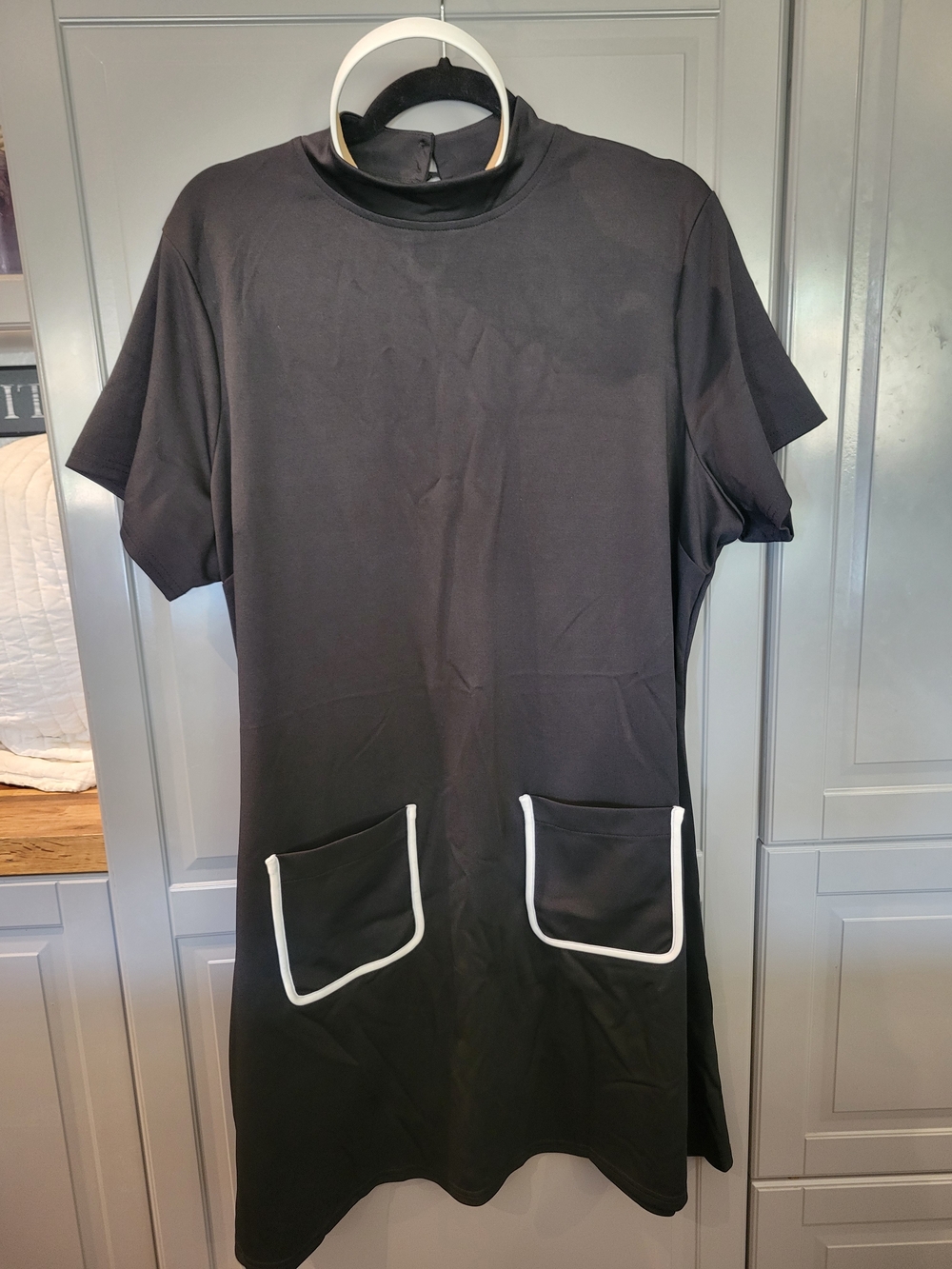 Black Short Sleeve Mod Style Shift Dress with Contrast Piping Pockets